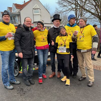 Bild vergr��ern: Zwei Rikschas mit vier langj�hrigen Teilnehmerinnen und Teilnehmer nahmen am Hauptlauf teil. Ilse Gutschank (dritte von rechts) lief ebenfalls beim ersten Silvesterlauf mit und war auch diesmal am Start.