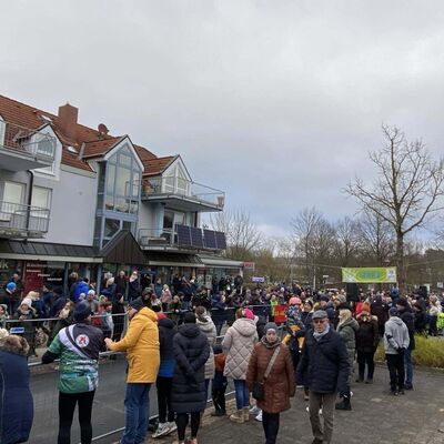 Bild vergr��ern: Zahlreiche Besucherinnen und Besucher feuerten die Teilnehmenden an und genossen die spa�ige Atmosph�re.