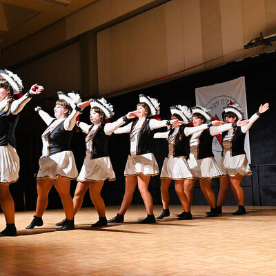 Bild vergr��ern: �Die Lossesterne� bewiesen, dass Freundschaftstanzen der perfekte Mix aus Karnevalschaos und akrobatischer H�chstleistung ist.