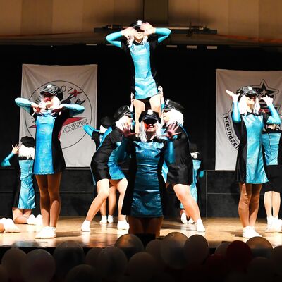 Bild vergr��ern: �Die Aquarianer� aus Vellmar begeisterten in bunten Maler-Kost�men mit einem fulminanten Schautanz.