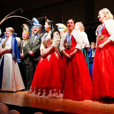 Bild vergr��ern: Karnevalistische Hoheiten auf der B�hne.