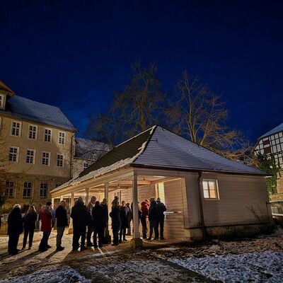 Bild vergr��ern: Gegen die K�lte halfen Gl�hwein und Punsch.