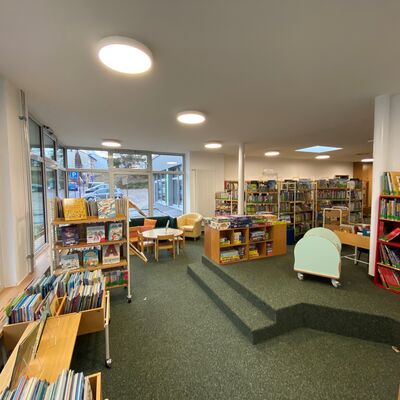 Bild vergr��ern: Hell, modern und gem�tlich: Im Kinderbereich laden neue Fenstersitzb�nke zum Schm�kern und Verweilen ein. Im hinteren B�chereibereich sorgen neue Oberlichtfenster f�r mehr Licht.