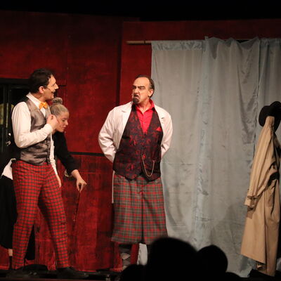 Bild vergr��ern: Lies das Publikum erschaudern: Michael Bruske als Professor Follansbee.