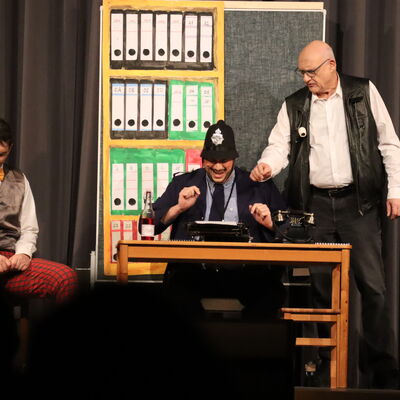 Bild vergr��ern: Auf der Suche nach dem B�sewicht: Sergeant Hobbs (Vassili Konstantinidis) und Kommissar Tinkle (Hans-Georg Drabsch).