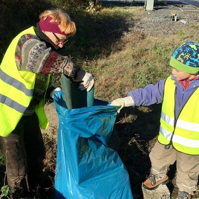 Bild vergr&ouml;&szlig;ern: Groß und Klein waren beim alljährlichen Herbstputz unterwegs, um achtlos weggeworfenen Müll zu beseitigen.