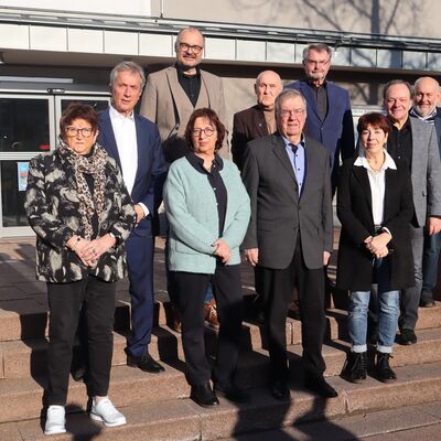 Bild vergr&ouml;&szlig;ern: Für seine langjährige Tätigkeit wurde Binzel vergangene Woche geehrt: Doris Bischof, Manfred Vogt, Gerichtspräsident Dr. Patrick Liesching, Bärbel Schmeltzer, Arndt-Elfried Grodzicki, Hans-Joachim Binzel, Gudrun Baum, Bürgermeister Arnim Roß und Martin La