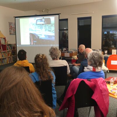 Eine gelungene Mischung aus Vortrag, Lesung mit Musikuntermalung und Kunst von Ricky Weber und Ulf Schauml&ouml;ffel in der B&uuml;cherei