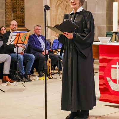 Bild vergr��ern: Pr�pstin Katrin Wienold-Hocke verlas im Gottesdienst die Ernennungsurkunde der Bisch�fin. 