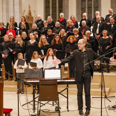 Bild vergr��ern: Musikalisch umrahmt wurde die Veranstaltung von den Ch�ren und dem Posaunenchor der Evangelischen Kirchengemeinde Oberkaufungen sowie Bezirkskantor und Chorleiter Martin Baumann.