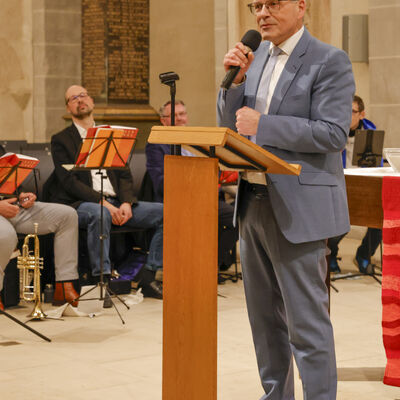 Bild vergr��ern: Landrat Andreas Siebert bei seinem Gru�wort an die Dekanin.