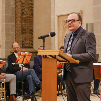 Bild vergr��ern: B�rgermeister Arnim Ro� hie� die neue Dekanin willkommen in der Gemeinde Kaufungen.