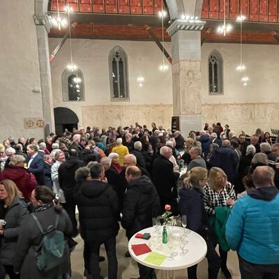 Bild vergr��ern: Es gab Zeit und Gelegenheit f�r anregende Gespr�che in der Stiftskirche.