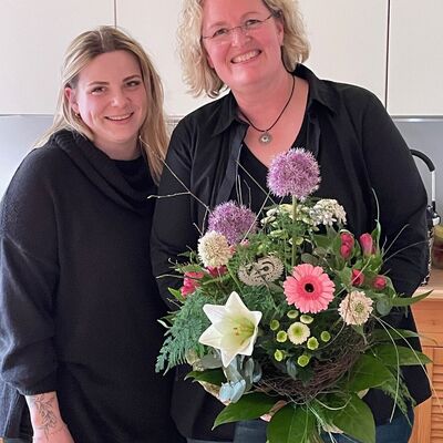 Bild vergr&ouml;&szlig;ern: Julia Schneider, stellvertretende Leiterin der Kita Pusteblume, überreichte einen Blumenstrauß vom gesamten Kita-Team.