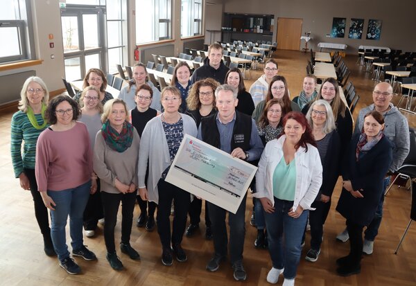 Bild vergr&ouml;&szlig;ern: Spendenübergabe Kischu-Medientag 2025