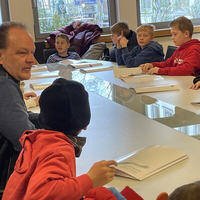 Bild vergr&ouml;&szlig;ern: Bürgermeister Arnim Roß beantwortete viele persönliche und sachliche Fragen.