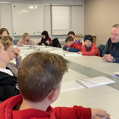 Bild vergr&ouml;&szlig;ern: Die Schülerinnen und Schüler brachten auch einige Vorschläge und Ideen mit zu diesem Termin.