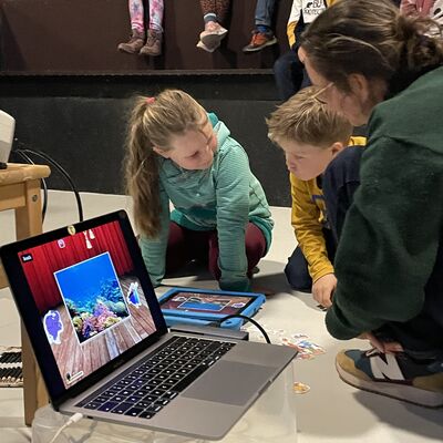 Bild vergr&ouml;&szlig;ern: Drei I-Pad-Workshops luden die Kinder ein, spannende Entdeckungen zu machen.