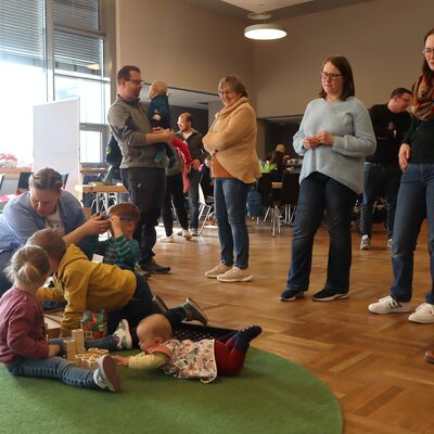 Bild vergr&ouml;&szlig;ern: Im Großen Saal konnten die Kinder mit ihren Eltern Spielstationen zum Thema »Sinne« besuchen und viele Dinge ausprobieren.