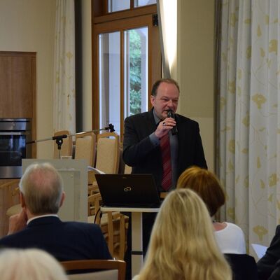 Bild vergr&ouml;&szlig;ern: Bürgermeister Arnim Roß überbrachte die Glückwünsche der Kaufunger Gemeindegremien und machte deutlich, welch unverzichtbarer Bestandteil der Altenarbeit diese Institution für Kaufungen ist.