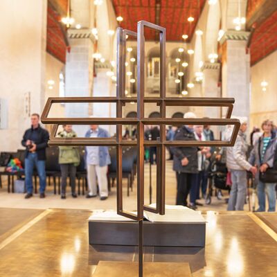 Bild vergr&ouml;&szlig;ern: Das neugeschaffene Kreuz auf dem Altar.