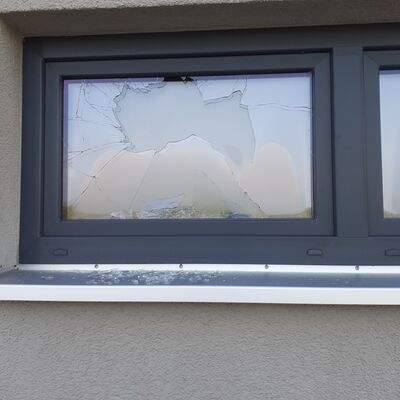 Bild vergr��ern: Zerst�rung eines Toilettenfensters 