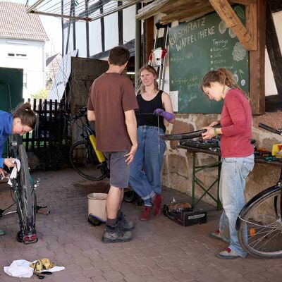 Bild vergr&ouml;&szlig;ern: Gemeinsames Reparieren, Flicken, Putzen und Austauschen bei Kaffee © Nicolas Wefers.