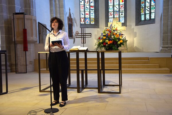 Dr. Christina Bickel trägt Geschichten und Gedichte zum Thema "Burgen und Schlösser" vor.