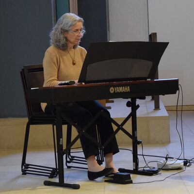 Bild vergr��ern: Karin V�lker, Musikschule S�hre-Kaufunger Wald, begleitete auf dem Klavier, wenn sie nicht Querfl�te spielte.