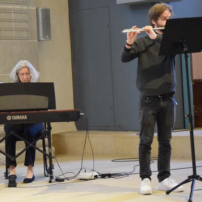 Bild vergr��ern: Karin V�lker und Jaron V�lkel bei einem musikalischen Vortrag.