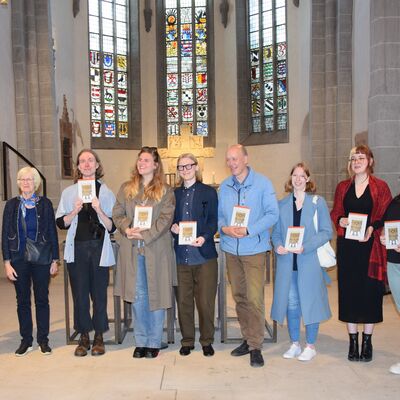 Bild vergr��ern: Studierende, die an der Erschaffung des Entdeckerbuches der Stiftskirche beteiligt waren, in der Mitte Pfarrerin Bickel.