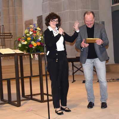 Bild vergr��ern: Christina Bickel dankt B�rgermeister Arnim Ro� f�r die Unterst�tzung des Buchprojektes.