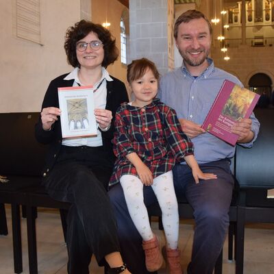 Bild vergr��ern: Christian Grasse (Dok.Filmer und Drohnenpilot beim Stiftskirchen-Entdeckerprojekt) mit Tochter Sofie und Pfarrerin Christina Bickel (links).