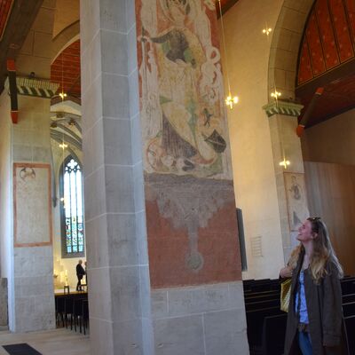 Bild vergr��ern: Studentin Sarah Mickel vor ihrem Fachgebiet, dem Gem�lde der heiligen Katharina.