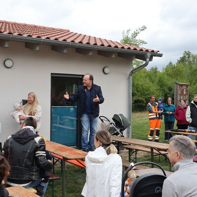 Bild vergr��ern: Begr��te den Kaufunger Nachwuchs und erkl�rte die symboltr�chtige Bedeutung des Baumpfades: B�rgermeister Arnim Ro�.