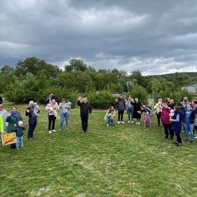 Bild vergr��ern: Wer wohnt wo in Kaufungen? Eine soziometrische Aufstellung diente als Gespr�chsstoff und lud dazu ein, miteinander ins Gespr�ch zu kommen.