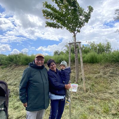 Bild vergr��ern: Vor dem Geburtenbaum des Jahrgangs 2023 �die Nelkenkirsche�: Der kleine Elias hatte seine Gro�eltern Christiane und Andreas Degenhardt mitgebracht.