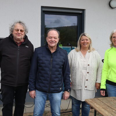 Bild vergr��ern: Neben B�rgermeister Arnim Ro� (zweiter v.l.) stellten sich weitere zentrale Akteur*innen aus der Gemeindeverwaltung vor: (v.r.)  Christa Ment, Fachbereichsleiterin f�r Betreuung, Bildung, Jugend und Soziales, Ramona Koch aus der Kindertagesst�ttenverwaltung und Familienbeauftragter Uwe Motz aus der Begegnungsst�tte.