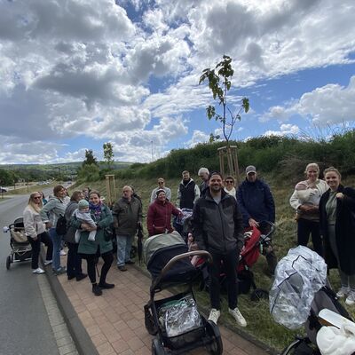 Bild vergr&ouml;&szlig;ern: Willkommensfest und Baumpflanzaktion f&uuml;r Geburtenjahrgang 2025