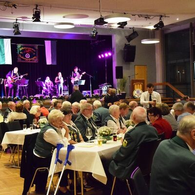 Bild vergr&ouml;&szlig;ern: Der festliche Abend wurde begleitet von flotter Musik.