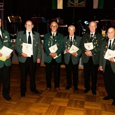 Bild vergr&ouml;&szlig;ern: Die Gründungsmitglieder Karl-Heinz Wittig, Hans Becker, Herbert Wollenhaupt, Günther Stange, Werner Liphardt und Wilfried Hilberg wurden an diesem Festabend besonders geehrt (Foto: Ludger Becklas).