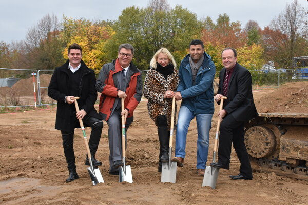 Bild vergr&ouml;&szlig;ern: Von links nach rechts: Architekt Carsten Günther, KVK Direktor Johannes Petek, Architektin Inge Engelhard-Schäfer, Architekt Musa Kansu, Bürgermeister Arnim Roß.