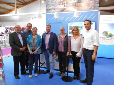 Bild vergr��ern: Bild v.l.n.r.: Arndt-Elfried Grodzicki (Mitglied des Gemeindevorstands), Holger Neumeyer (Hauptamtsleiter Calden) Kornelia Althen-Spaar (Mitarbeiterin Bauamt Kaufungen), Maik Mackewitz (B�rgermeister Calden), Mitarbeiterinnen der Gemeinde Calden, Kai Geor