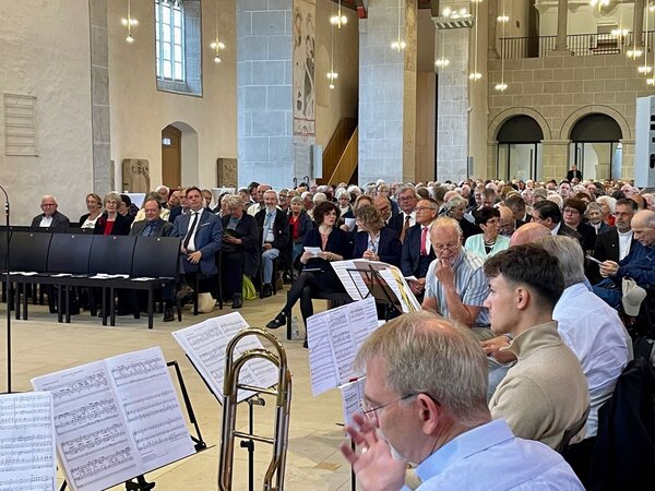 Am Tag des 1000-jährigen Jubiläums der Weihung der Stiftskirche feierten zahlreiche Besucherinnen und Besucher einen Festgottesdienst.