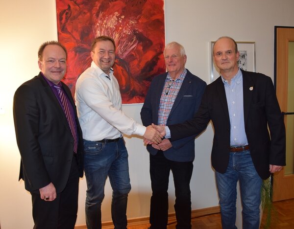 Bild vergr&ouml;&szlig;ern: Der Präsident des Rotary-Clubs Kaufungen-Lossetal, Christian Karst und Past-Präsident Günther Wöbken trafen sich im Büro von Bürgermeister Arnim Roß mit Thorsten Riewesell, Vorsitzender vom Verein »Jumpers-Jugend mit Perspektive e.V.«, um die Spende aus d