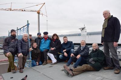 Bild vergr��ern: Mitglieder der Energiegenossenschaft Kaufunger Wald besuchen die installierte Fotovoltaik-Anlage auf dem Dach des von der Gemeinde Kaufungen erstellten Mehrfamilienhauses an der Theodor-Heuss-Stra�e.