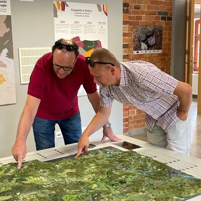 Bild vergr��ern: Bei der F�hrung zeigte B�rgermeister Slawomir Maciejczyk seinem deutschen Amtskollegen das Schaubild der Geopark-Region.