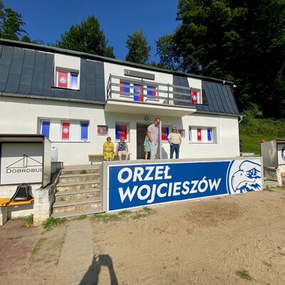 Bild vergr��ern: B�rgermeister Arnim Ro� besichtigte das Sportstadion sowie die Gemeindeverwaltung in Wojciesz�w.