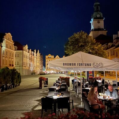 Bild vergr��ern: In der Nachbarstadt Jelenia G�ra sind der historische Marktplatz mit seinen B�rgerh�usern eine ansprechende Kulisse.