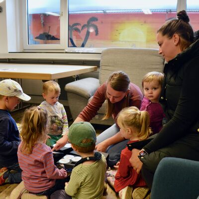 Bild vergr��ern: Viele Kinder aller Altersstufen nutzten die M�glichkeiten, sich spielerisch einzubringen.